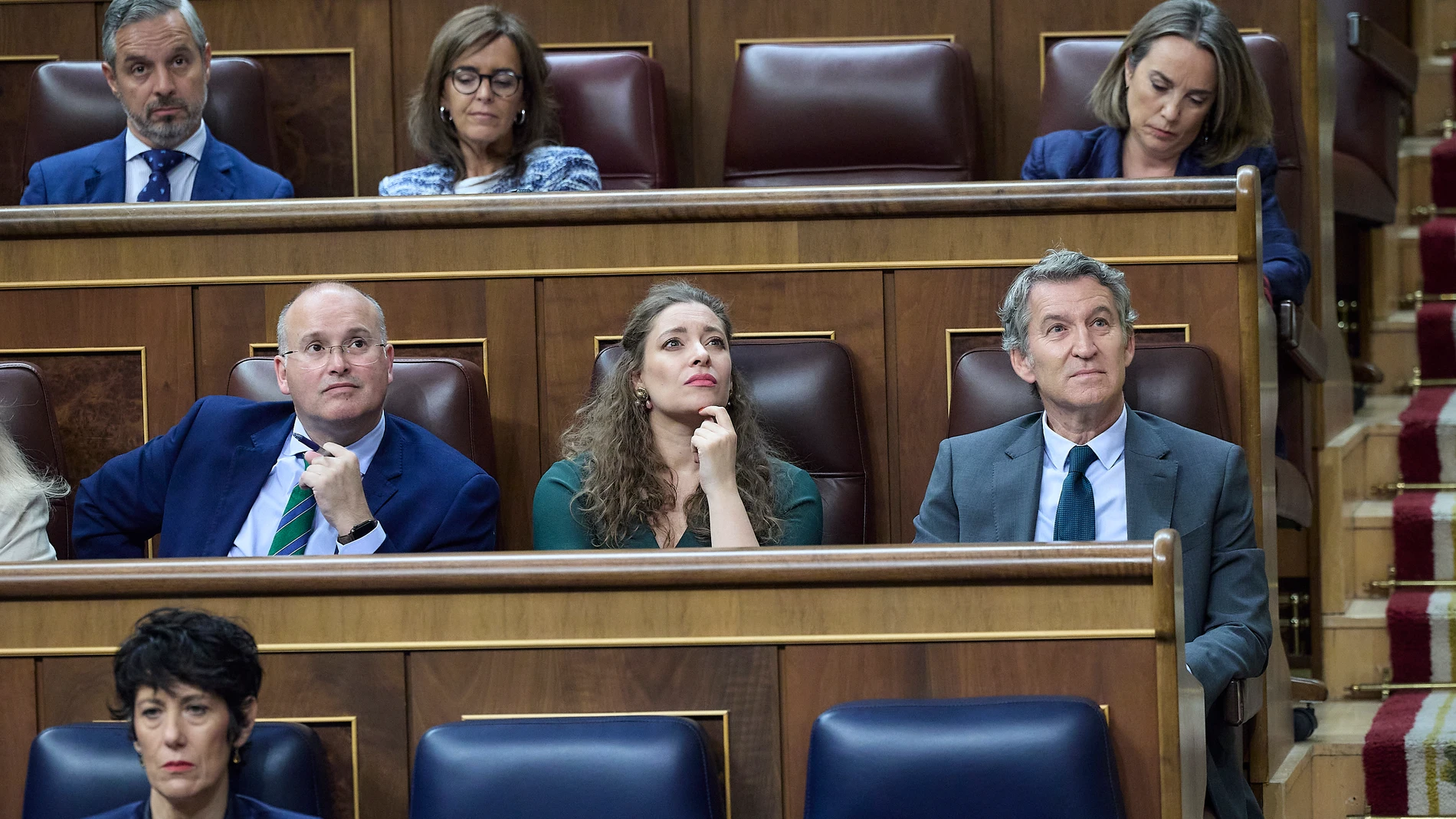 (I-D) El secretario general del PP, Miguel Tellado; la portavoz del PP en el Congreso, Ester Muñoz y el presidente del PP, Alberto Núñez Feijóo, durante una sesión de control en el Gobierno, en el Congreso de los Diputados, a 24 de septiembre de 2025, en Madrid (España). La ausencia del presidente del Gobierno, quien se encuentra en Nueva York para participar en la Asamblea General de Naciones Unidas, ha hecho que la vicepresidenta primera y ministra de Hacienda, asuma hoy hasta cinco pregunt...