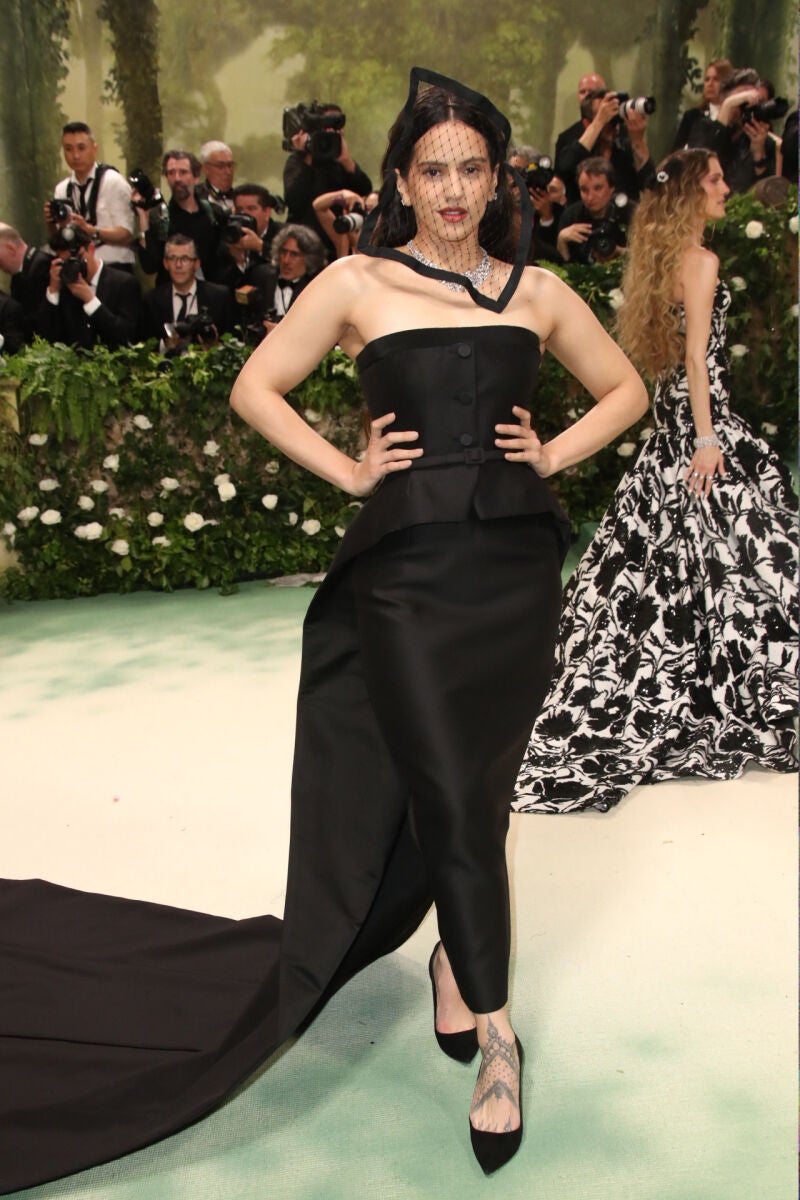 Rosalía con look negro en la MET gala 2024.