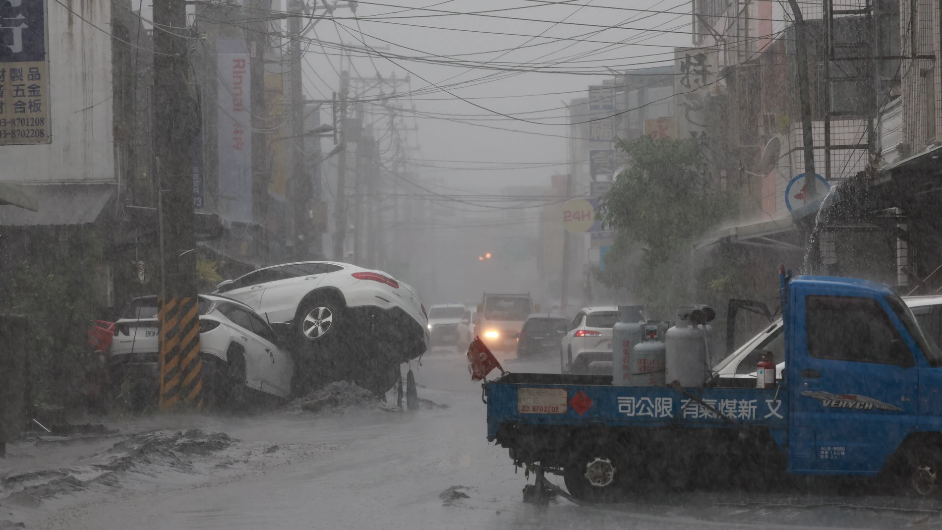El tifón Ragasa llegará hoy a Hong Kong tras su paso por Taiwán, donde ha dejado más de diez muertos