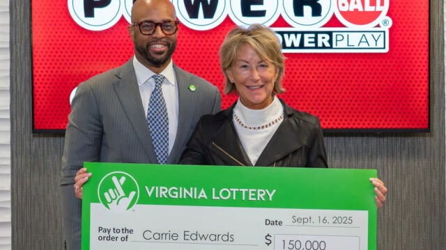 Carrie Edwards posa con el cheque que la acredita como ganadora de 150.000 dólares