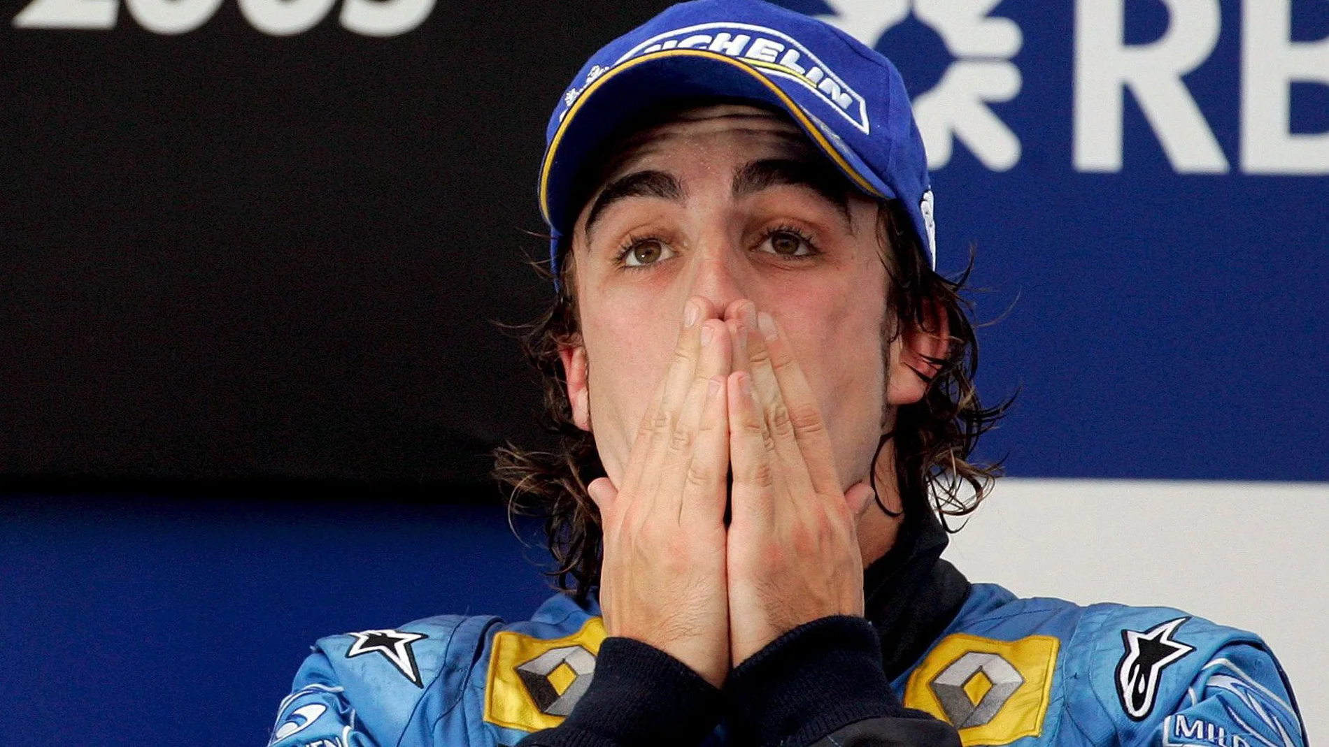 Fernando Alonso, en el podio de Interlagos en 2005