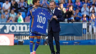 GETAFE (MADRID), 24/09/2025.- El centrocampista del Getafe Luis Milla (i) recibe una camiseta conmemorativa de sus 100 partidos de manos del presidente del Getafe, &Aacute;ngel Torres (d), antes del partido de la jornada 6 de la Liga disputado en el estadio Coliseum de Getafe. EFE/Zipi Arag&oacute;n 