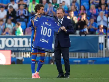 GETAFE - ALAVÉS GETAFE (MADRID), 24/09/2025.- El centrocampista del Getafe Luis Milla (i) recibe una camiseta conmemorativa de sus 100 partidos de manos del presidente del Getafe, Ángel Torres (d), antes del partido de la jornada 6 de la Liga disputado en el estadio Coliseum de Getafe. EFE/Zipi Aragón