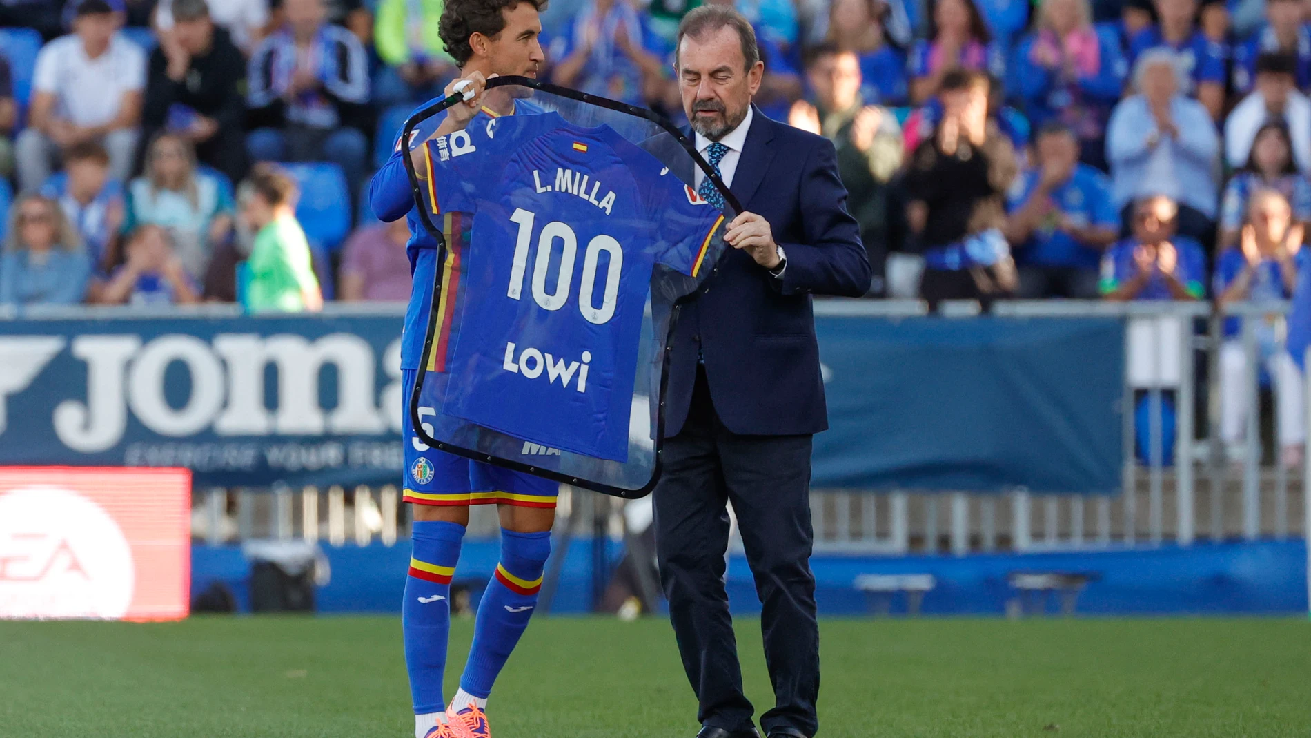 GETAFE (MADRID), 24/09/2025.- El centrocampista del Getafe Luis Milla (i) recibe una camiseta conmemorativa de sus 100 partidos de manos del presidente del Getafe, Ángel Torres (d), antes del partido de la jornada 6 de la Liga disputado en el estadio Coliseum de Getafe. EFE/Zipi Aragón