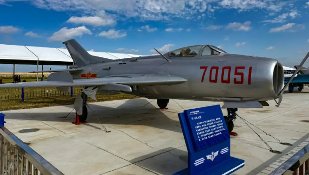 El J-& reconvertido en dron visto en el Changchun Air Show.