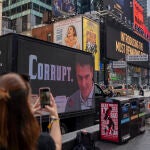 Hazte Oír presigue a Sánchez hasta Nueva York con la polémica lona que le llama "corrupto".
