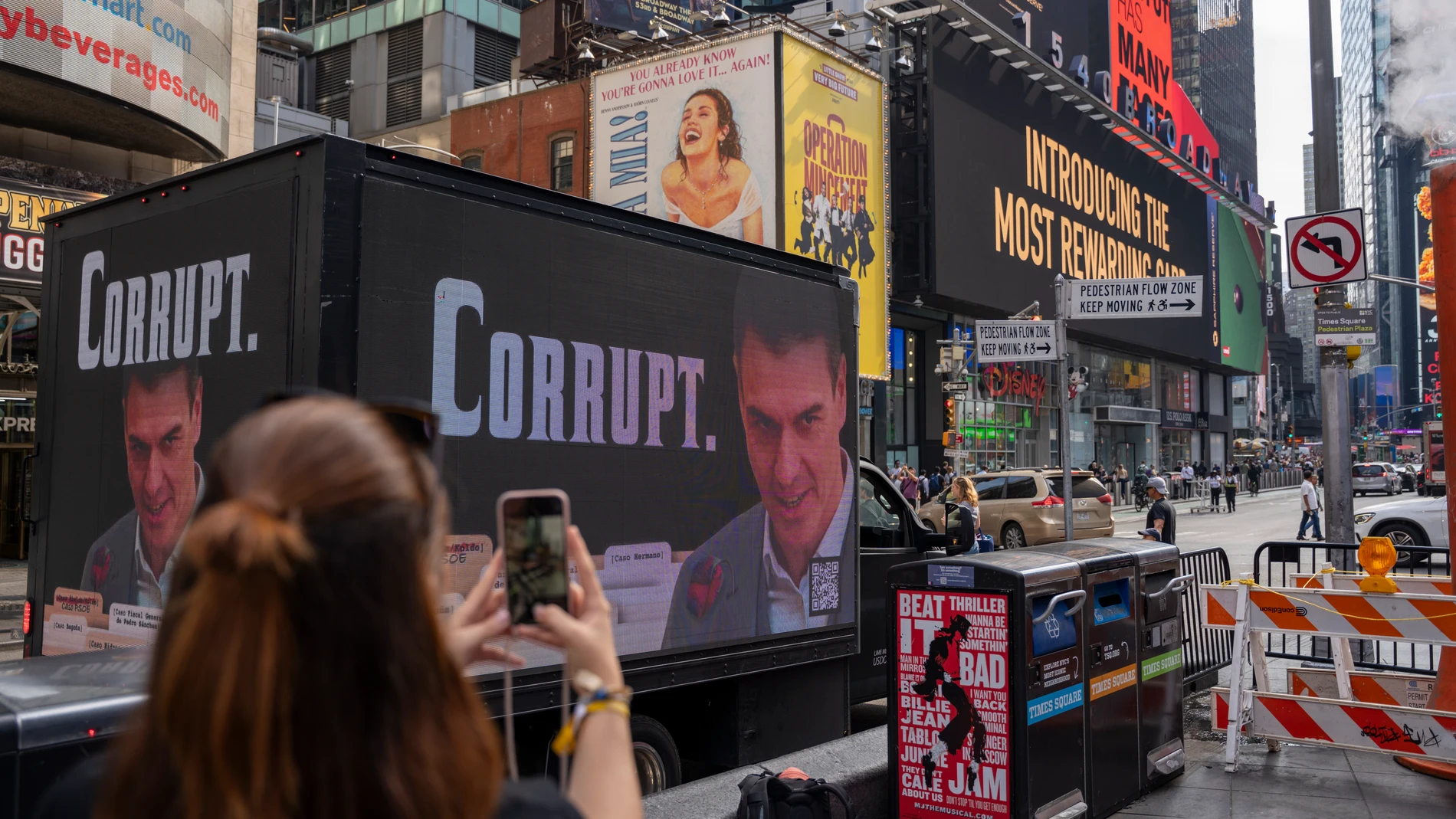 Hazte Oír presigue a Sánchez hasta Nueva York con la polémica lona que le llama "corrupto".