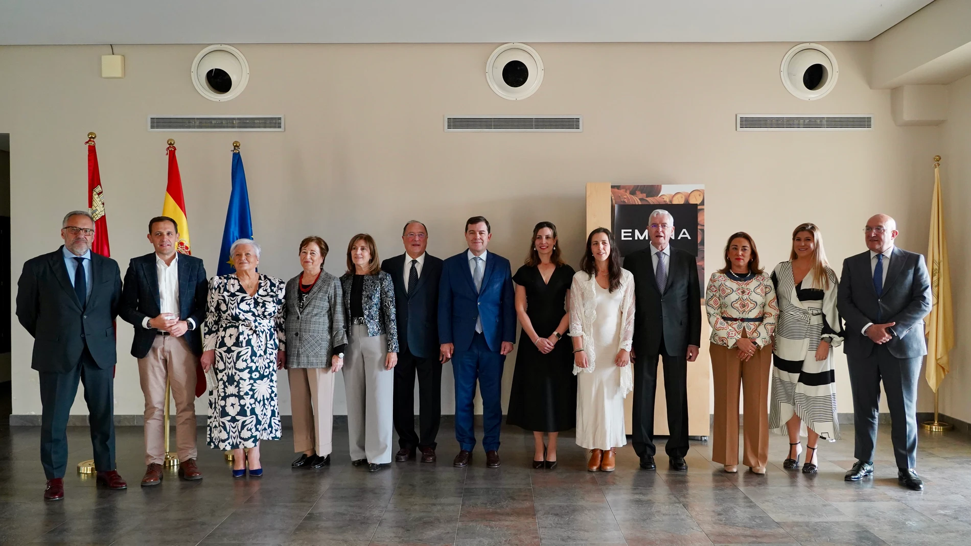 Foto de familia del 30 aniversario de Bodega Emina Ribera con Mañueco, Carlos Moro, Pollán, Carnero, Íscar o González Corral, entre otros