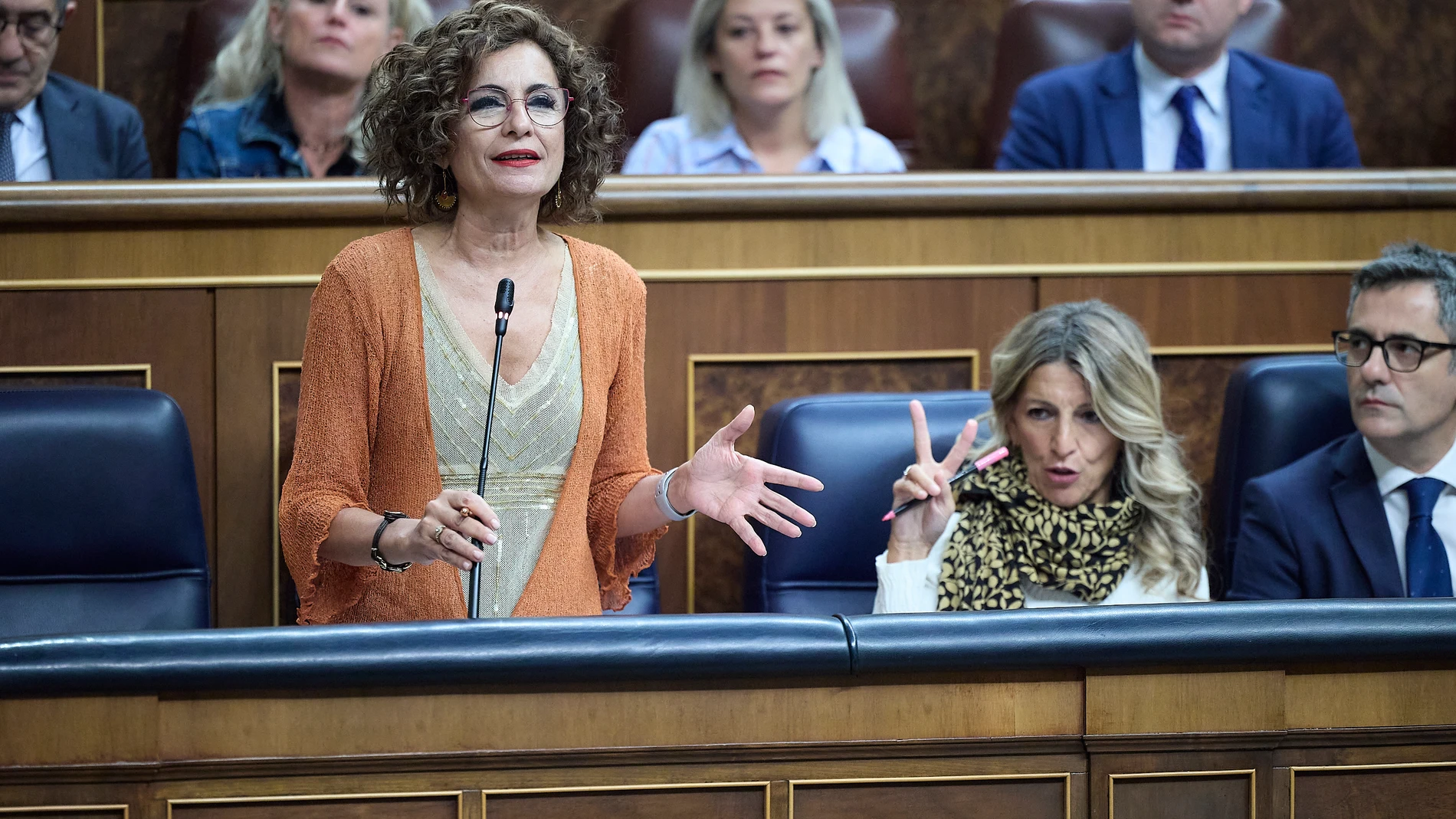 La vicepresidenta primera y ministra de Hacienda, María Jesús Montero, interviene durante una sesión de control en el Gobierno, en el Congreso de los Diputados, a 24 de septiembre de 2025, en Madrid (España). La ausencia del presidente del Gobierno, quien se encuentra en Nueva York para participar en la Asamblea General de Naciones Unidas, ha hecho que la vicepresidenta primera y ministra de Hacienda, asuma hoy hasta cinco preguntas de la sesión de control en el Congreso. La presunta corrup...