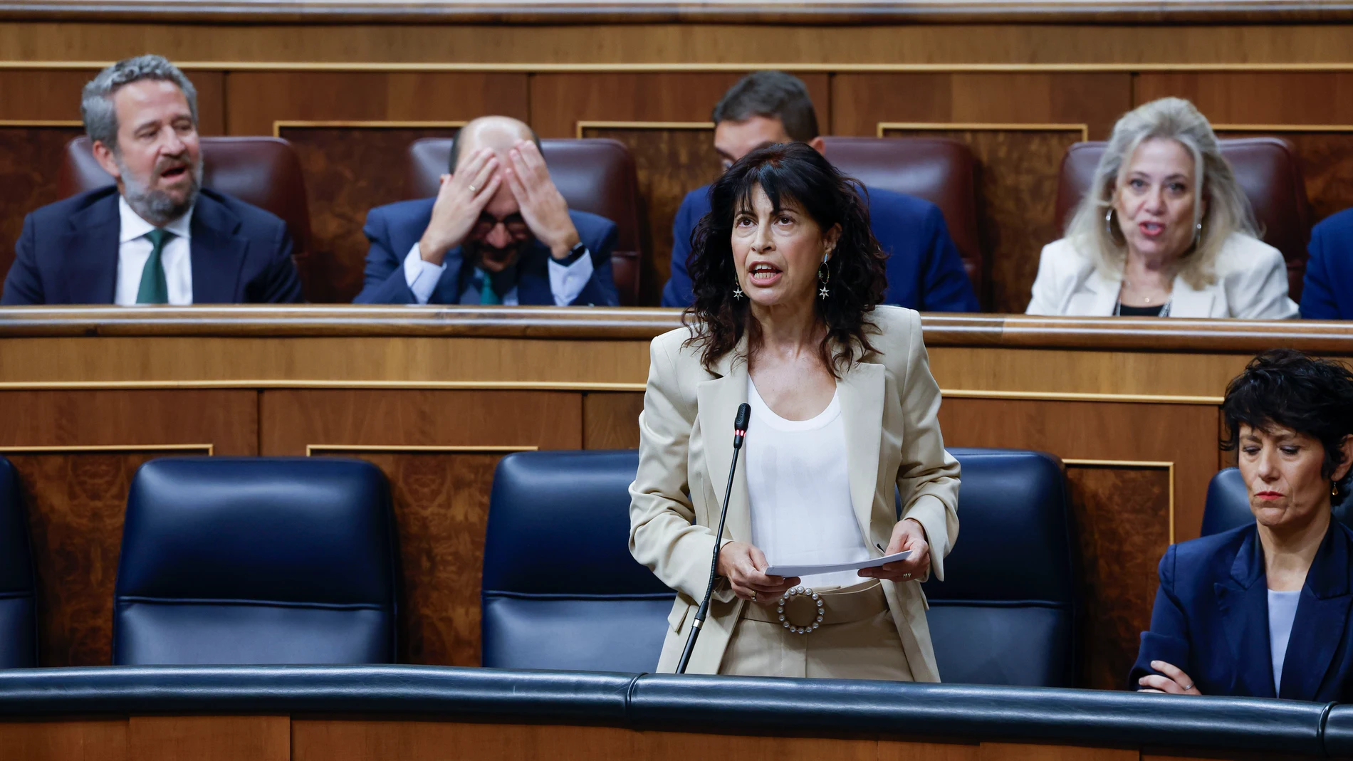 MADRID, 24/09/2025.- La ministra de Igualdad, Ana Redondo, interviene durante la sesión de control al Gobierno en el Congreso de los Diputados en Madrid, este miércoles. En ausencia del presidente del Gobierno, Pedro Sánchez, el Congreso celebra una sesión de control donde la oposición atacará a los ministros de su gabinete por la falta de apoyos para legislar, los casos de corrupción que acechan a su entorno y ahora por la polémica de las pulseras telemáticas. EFE/ J.J. Guillén