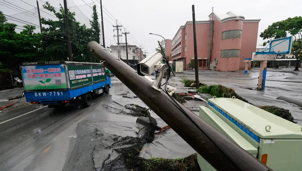 Super Typhoon Ragasa kills 14, dozens missing in Taiwan floods