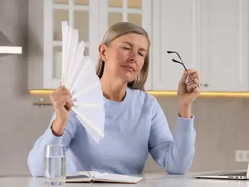 Los sofocos son uno de los síntomas más comunes durante la menopausia Los sofocos son uno de los síntomas más comunes durante la menopausia