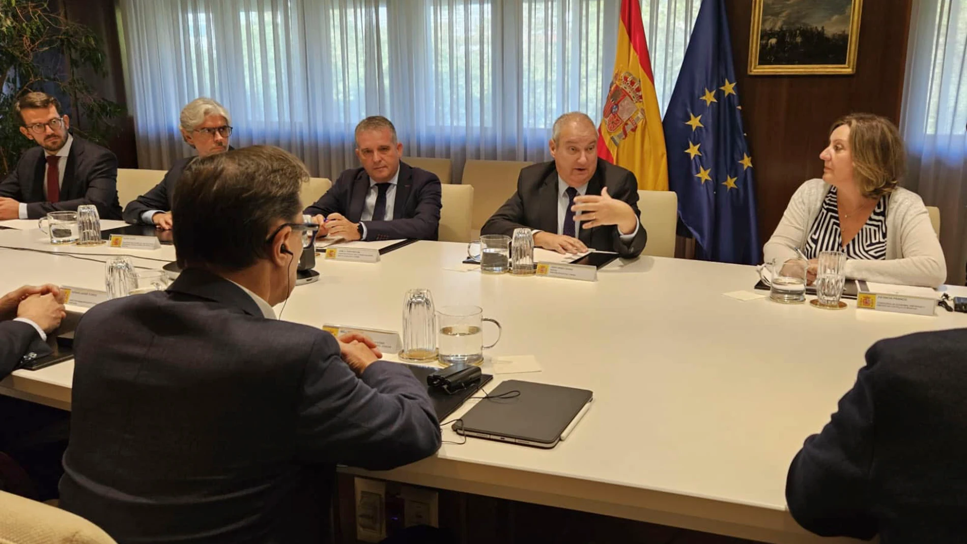 MADRID, 24/09/2025.- El ministro de Industria, Jordi Hereu mantiene una reunión con la dirección de Mahle para evaluar la situación de sus plantas de Cuenca y Valencia, en la sede del Ministerio, este miércoles. EFE/ Min. Industria/SOLO USO EDITORIAL/SOLO DISPONIBLE PARA ILUSTRAR LA NOTICIA QUE ACOMPAÑA (CRÉDITO OBLIGATORIO)