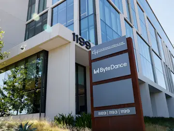 ByteDance's TikTok ownership reduced to 20 percent in new deal with US SAN JOSE (United States), 24/09/2025.- ByteDance signage is displayed outside their corporate headquarters in San Jose, California, USA, 23 September 2025. According to media reports, TikTok's new US entity would lease its algorithm from its Chinese owner, ByteDance, under the terms of a proposed deal between the US and China. EFE/EPA/JOHN G. MABANGLO