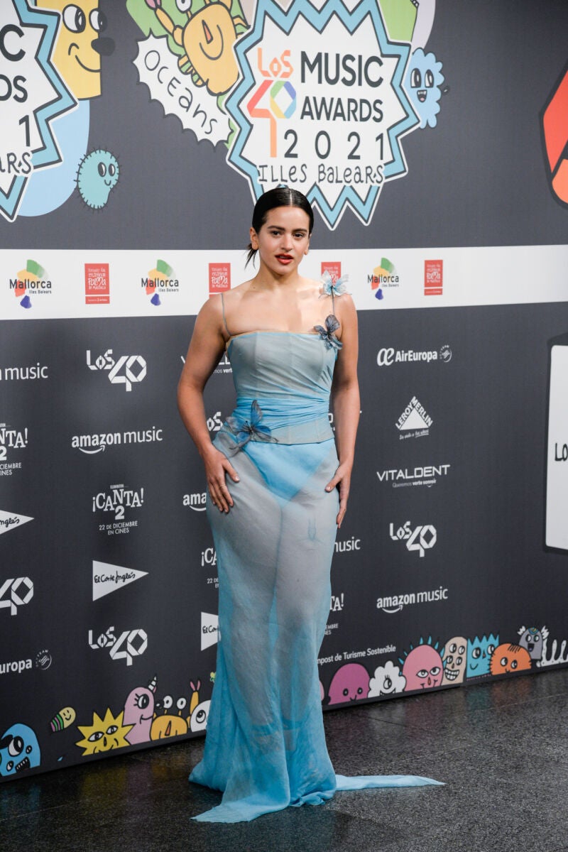 Rosalía con vestido azul en Los40 Music Awards de 2021.