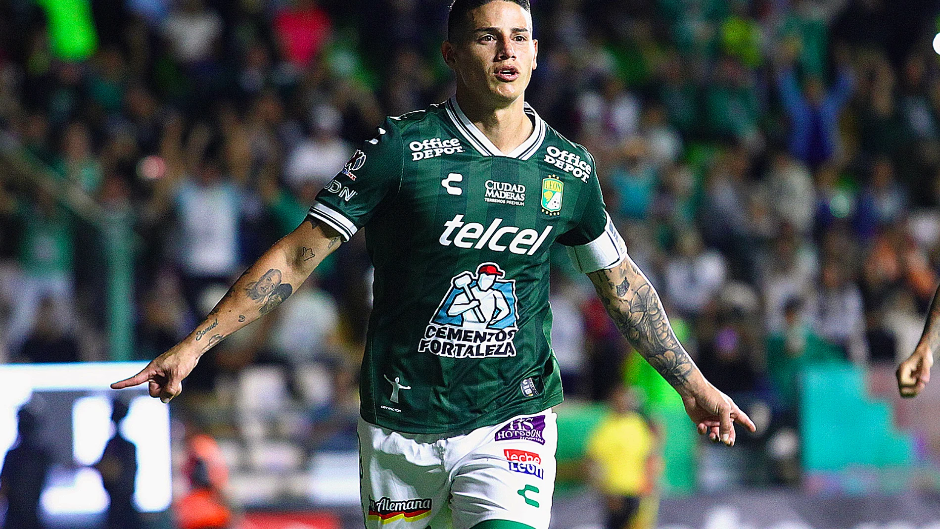 MEX3585. PUEBLA (MÉXICO), 23/09/2025.- James Rodríguez de León celebra un gol este martes, durante un partido de la Liga MX entre León y Mazatlán en el estadio León, en Guanajuato (México). EFE/ Luis Ramírez