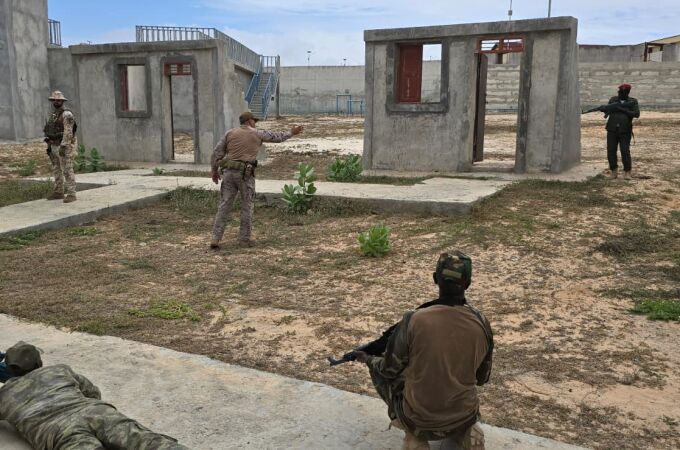 Adiestramiento de tropas somalíes en combate urbano Adiestramiento de tropas somalíes en combate urbano