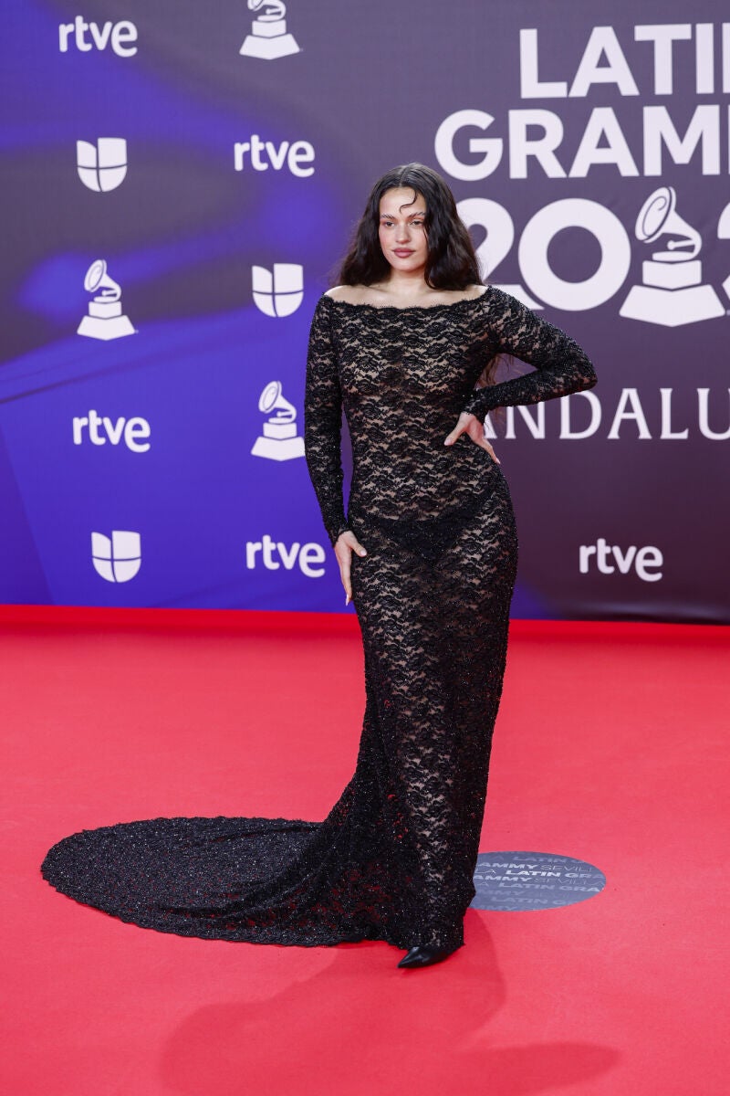 Rosalía con vestido de encaje en los Latin Grammy.