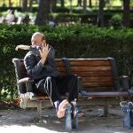 Pensionistas paseando y haciendo deporte por el Retiro