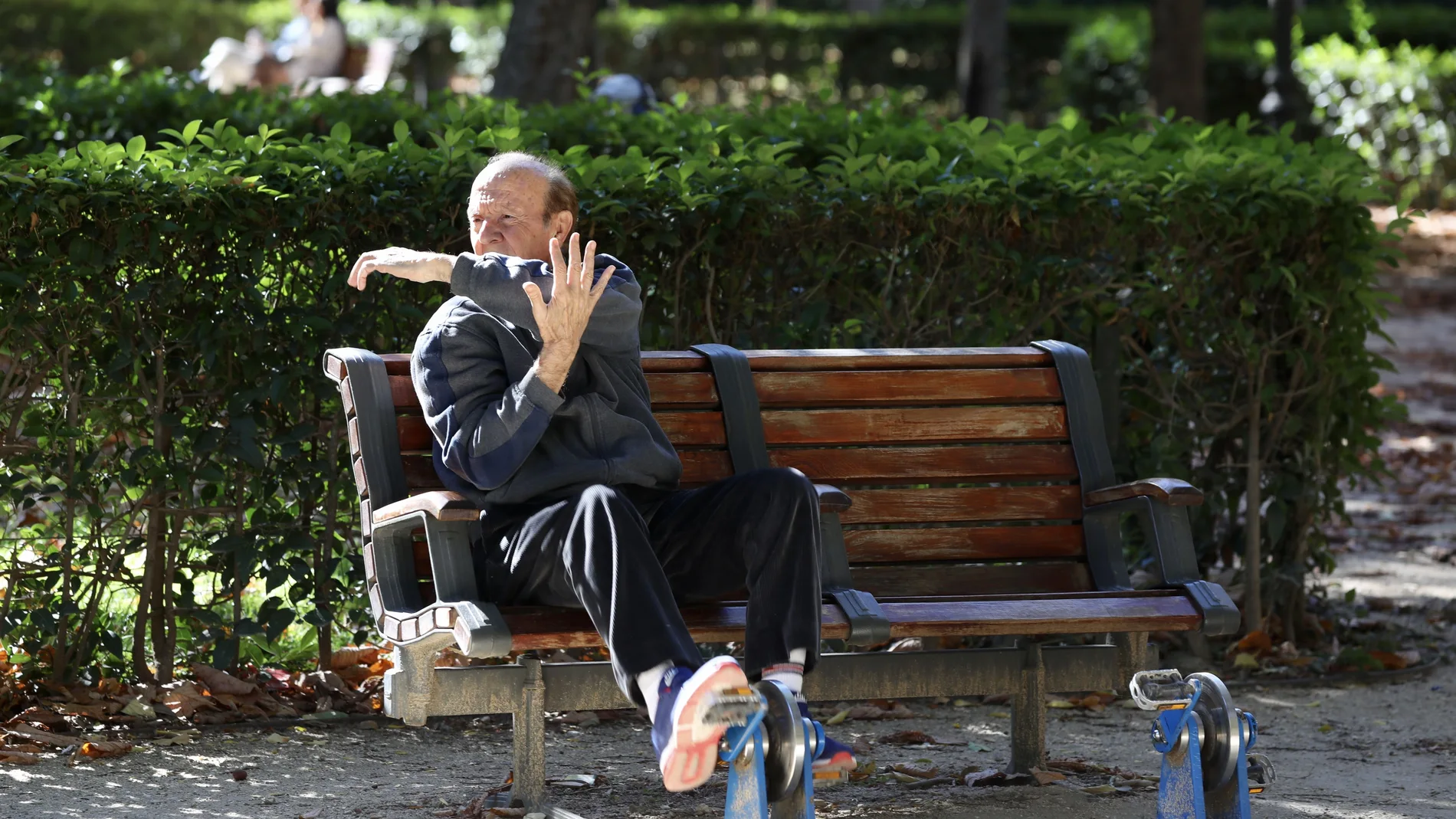 Pensionistas paseando y haciendo deporte por el Retiro