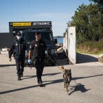 Personal de la Policía Nacional trabaja en el operativo en Pontevedra.