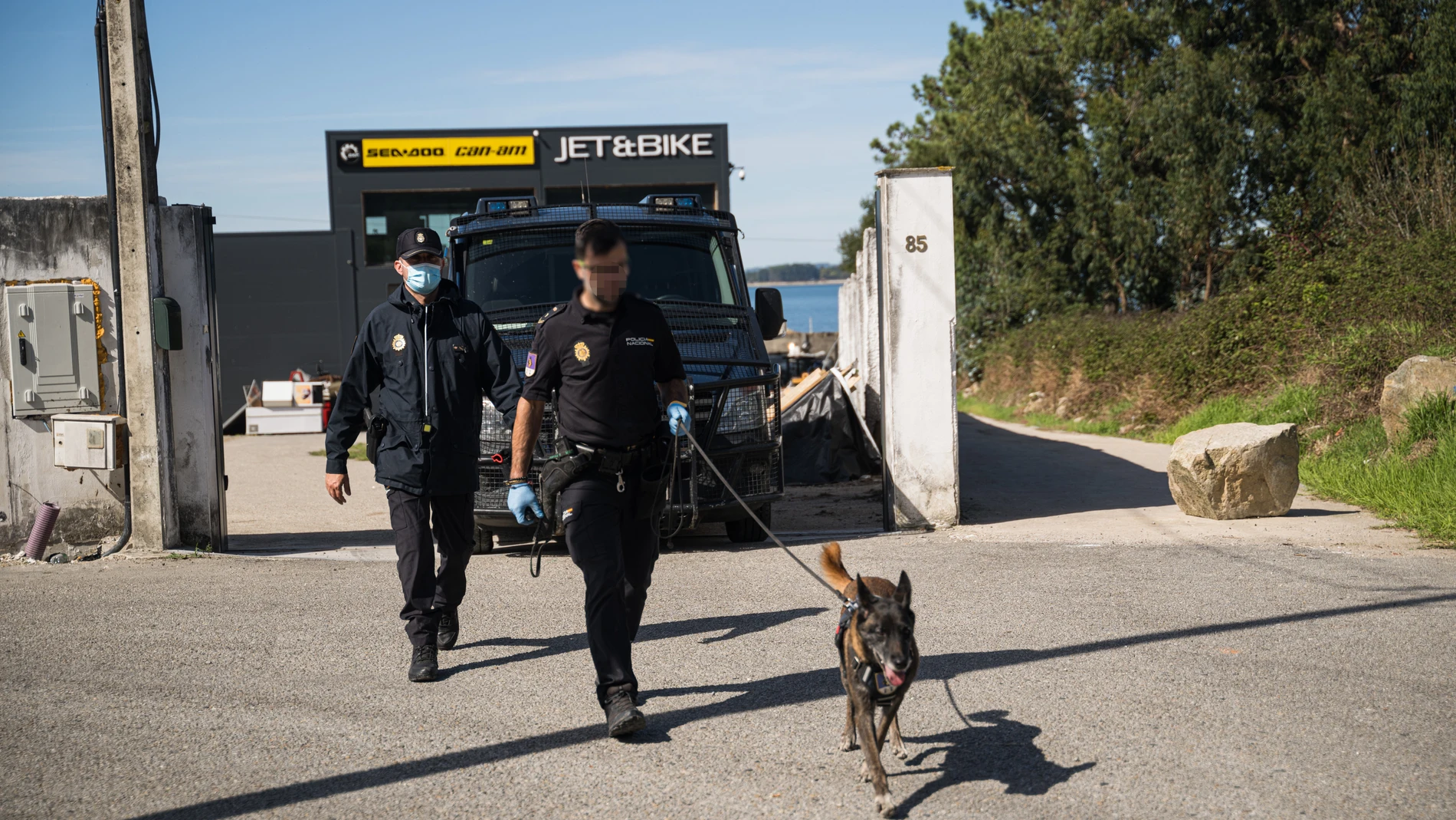 Personal de la Policía Nacional trabaja en un operativo, a 24 de septiembre de 2025, en Pontevedra, Galicia (España). Agentes de la Policía Nacional y de la DEA norteamericana participan este miércoles en un operativo con detenciones y registros en la comarca de O Salnés vinculados con el alijo de 3.500 kilos de cocaína incautado en A Pobra do Caramiñal hace 10 días y por el que ya habían sido detenidas tres personas. Hay varias personas detenidas y se está registrando un taller de embarcacio...