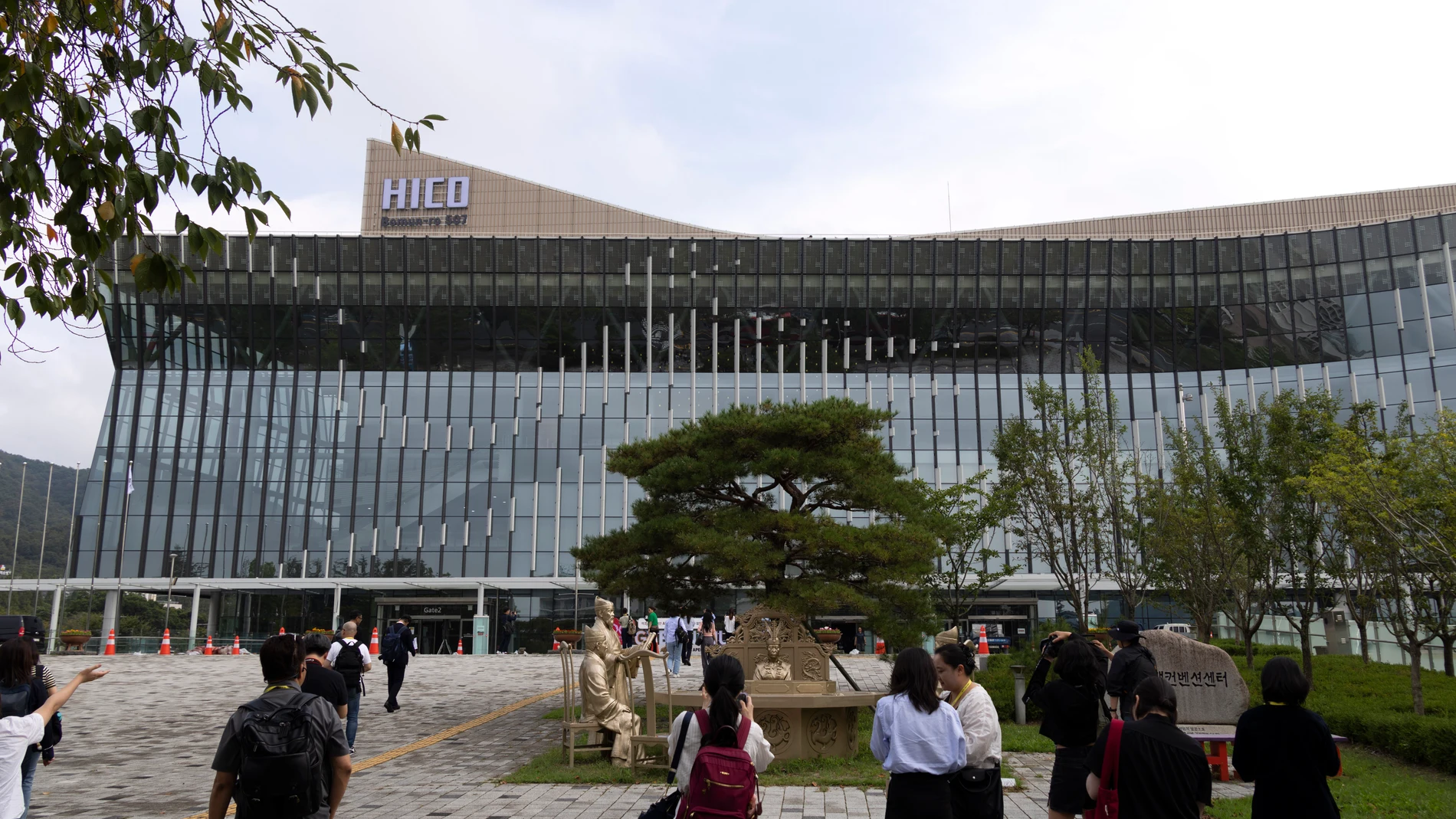 Gyeongju (Republic Of), 24/09/2025.- Visitors walk outside the Hwabaek International Convention Center (HICO), a venue of the upcoming Asia-Pacific Economic Cooperation (APEC) forum, in Gyeongju, South Korea, 24 September 2025. South Korea will host the 2025 APEC annual meeting in Gyeongju from 31 October to 01 November. (Corea del Sur) EFE/EPA/JEON HEON-KYUN