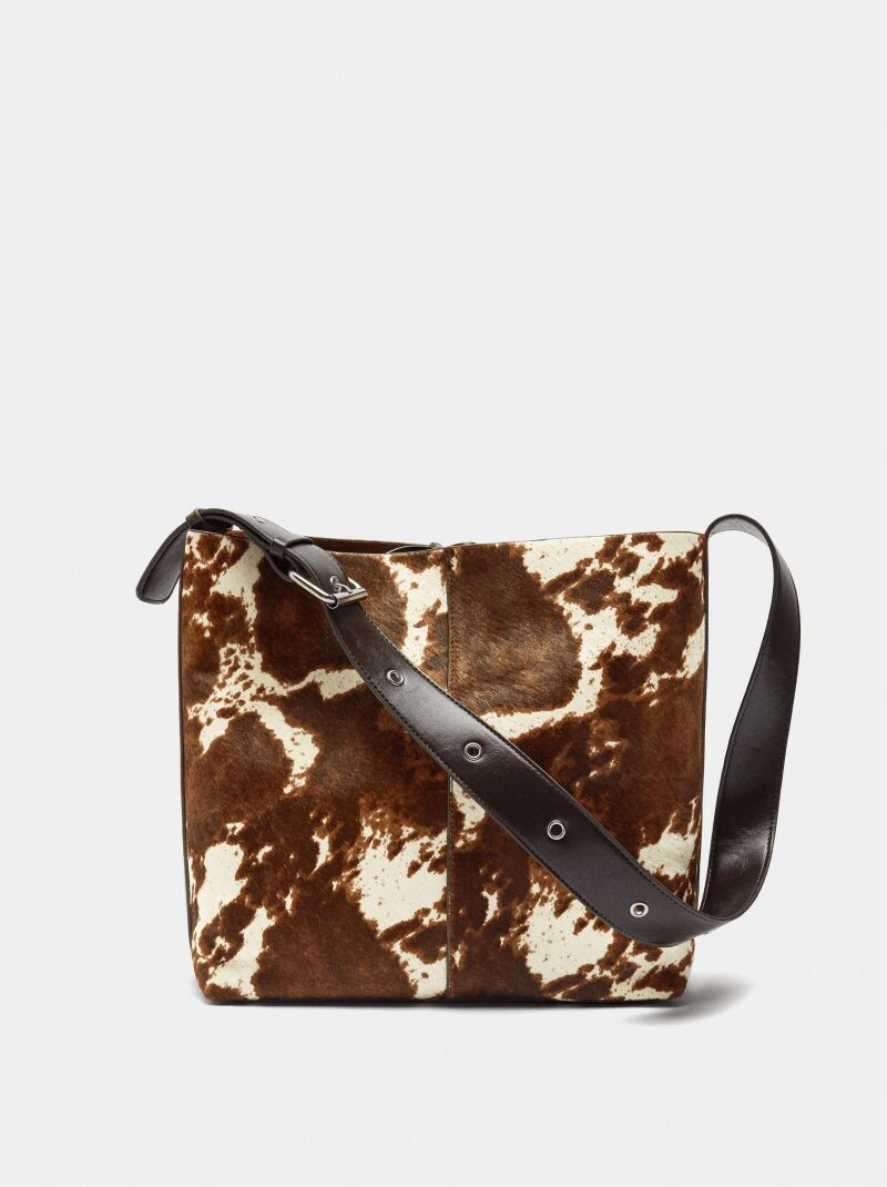 Bolso de hombro con piel.