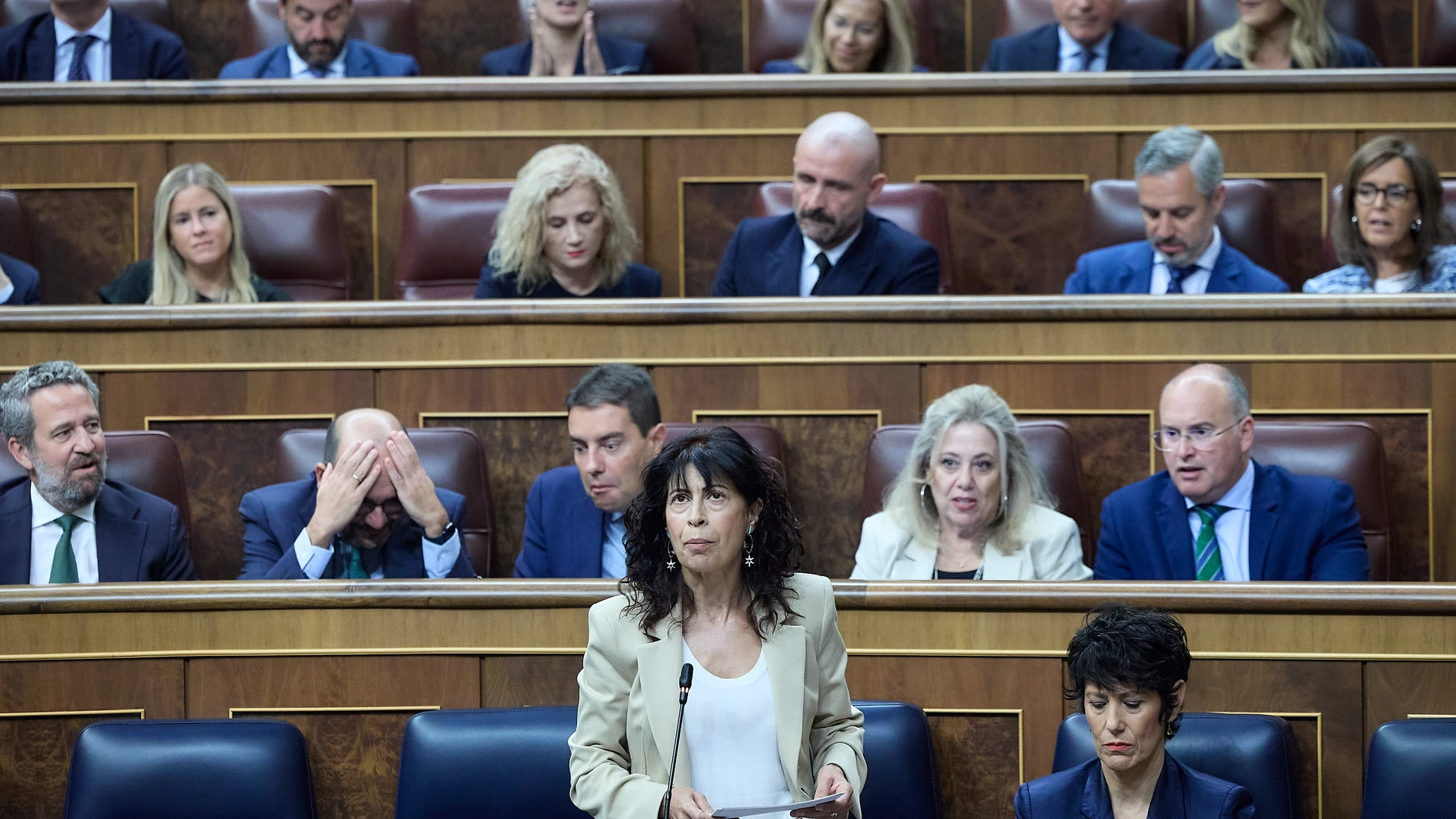 La ministra de Igualdad, Ana Redondo, interviene durante una sesión de control en el Gobierno, en el Congreso de los Diputados, a 24 de septiembre de 2025, en Madrid (España). La ausencia del presidente del Gobierno, quien se encuentra en Nueva York para participar en la Asamblea General de Naciones Unidas, ha hecho que la vicepresidenta primera y ministra de Hacienda, asuma hoy hasta cinco preguntas de la sesión de control en el Congreso. La presunta corrupción que afecta el PSOE, la inmigra...