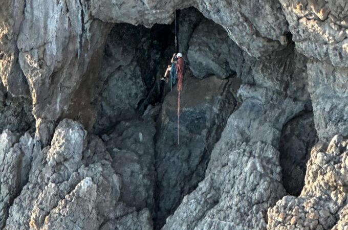Imagen del escalador rescatado en Calpe (Alicante) por los Bomberos al no poder subir ni bajar en la roca