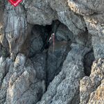 Imagen del escalador rescatado en Calpe (Alicante) por los Bomberos al no poder subir ni bajar en la roca