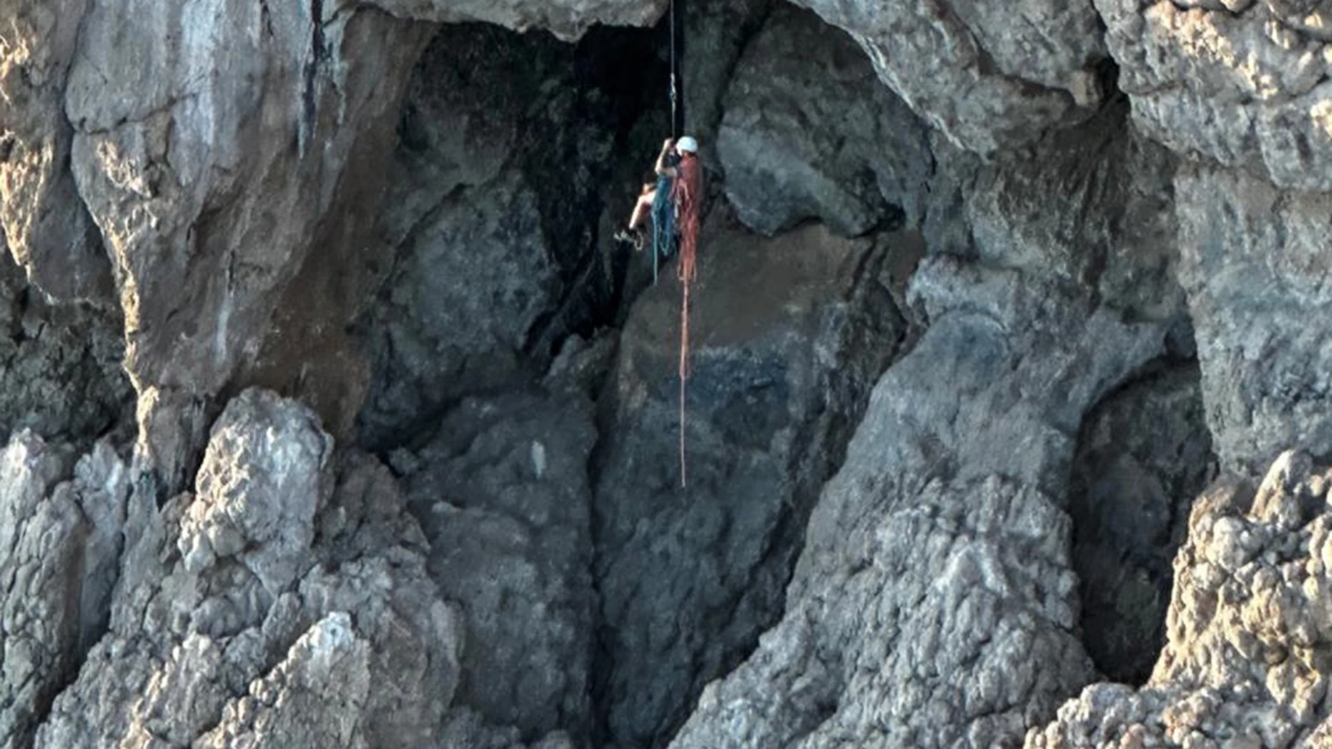 Imagen del escalador rescatado en Calpe (Alicante) por los Bomberos al no poder subir ni bajar en la roca