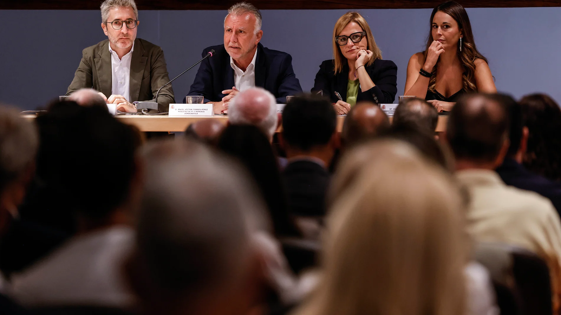 (I-D) El secretario de Estado de Política Territorial, Arcadi España; el ministro de Política Territorial y Memoria Democrática, Ángel Víctor Torres; la delegada del Gobierno en la Comunidad Valenciana, Pilar Bernabé; y la comisionada especial para la reconstrucción y la reparación de los daños ocasionados por la dana, Zulima Pérez; durante su visita a a Alaqùas, en el Castell d’Alaquàs, a 24 de septiembre de 2025, en Alaquàs, Valencia, Comunidad Valenciana (España). El ministro ha visitado A...