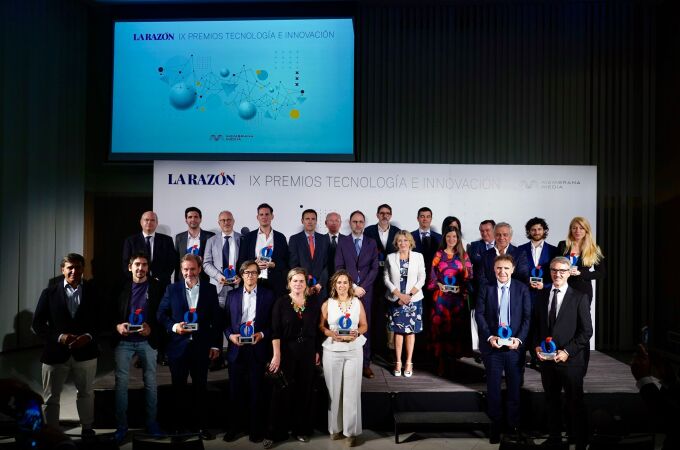 Foto de familia de los premiados y autoridades tras la entrega de premios
