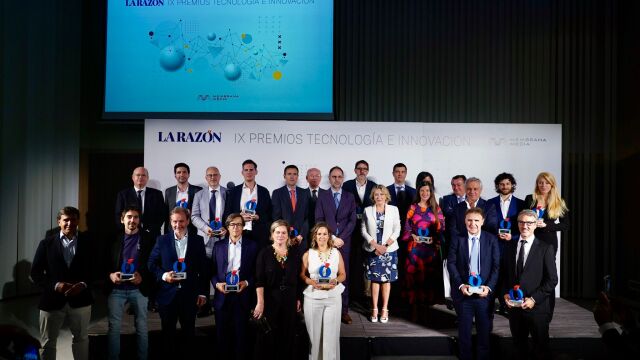 Foto de familia de los premiados y autoridades tras la entrega de premios