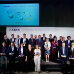 Foto de familia de los premiados y autoridades tras la entrega de premios