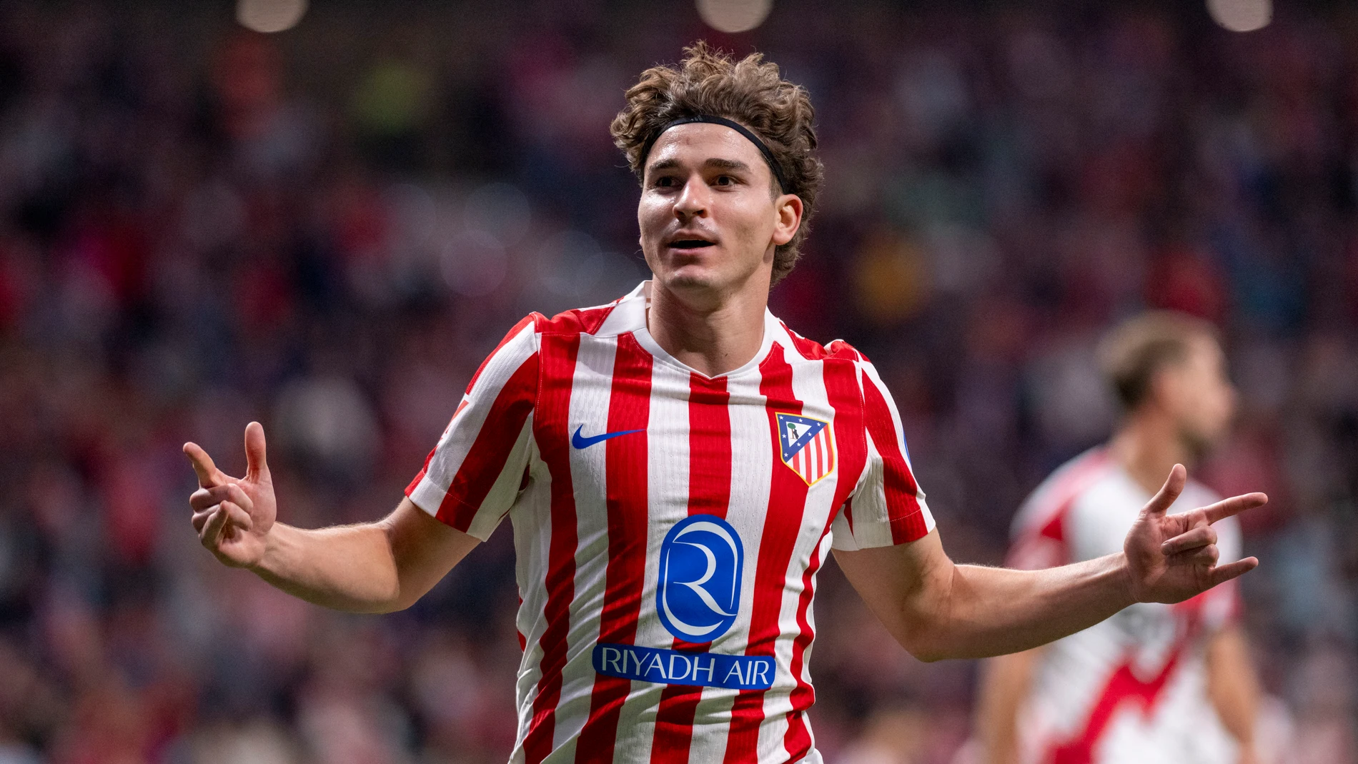 24 September 2025, Spain, Madrid: Atletico de Madrid's Julian Alvarez celebrates scoring a goal during the Spanish Primera Division soccer match between Atletico de Madrid vs Rayo Vallecano at the Riyadh Air Metropolitano. Photo: Oscar Manuel Sanchez/ZUMA Press Wire/dpa Oscar Manuel Sanchez/ZUMA Press / DPA 24/09/2025 ONLY FOR USE IN SPAIN
