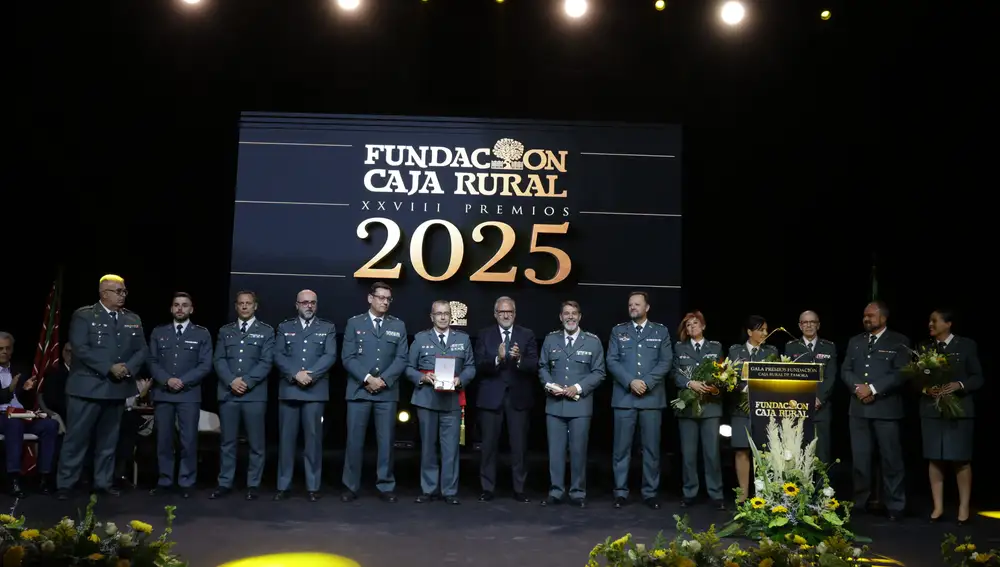 Entrega de uno de los premios a la Guardia Civil