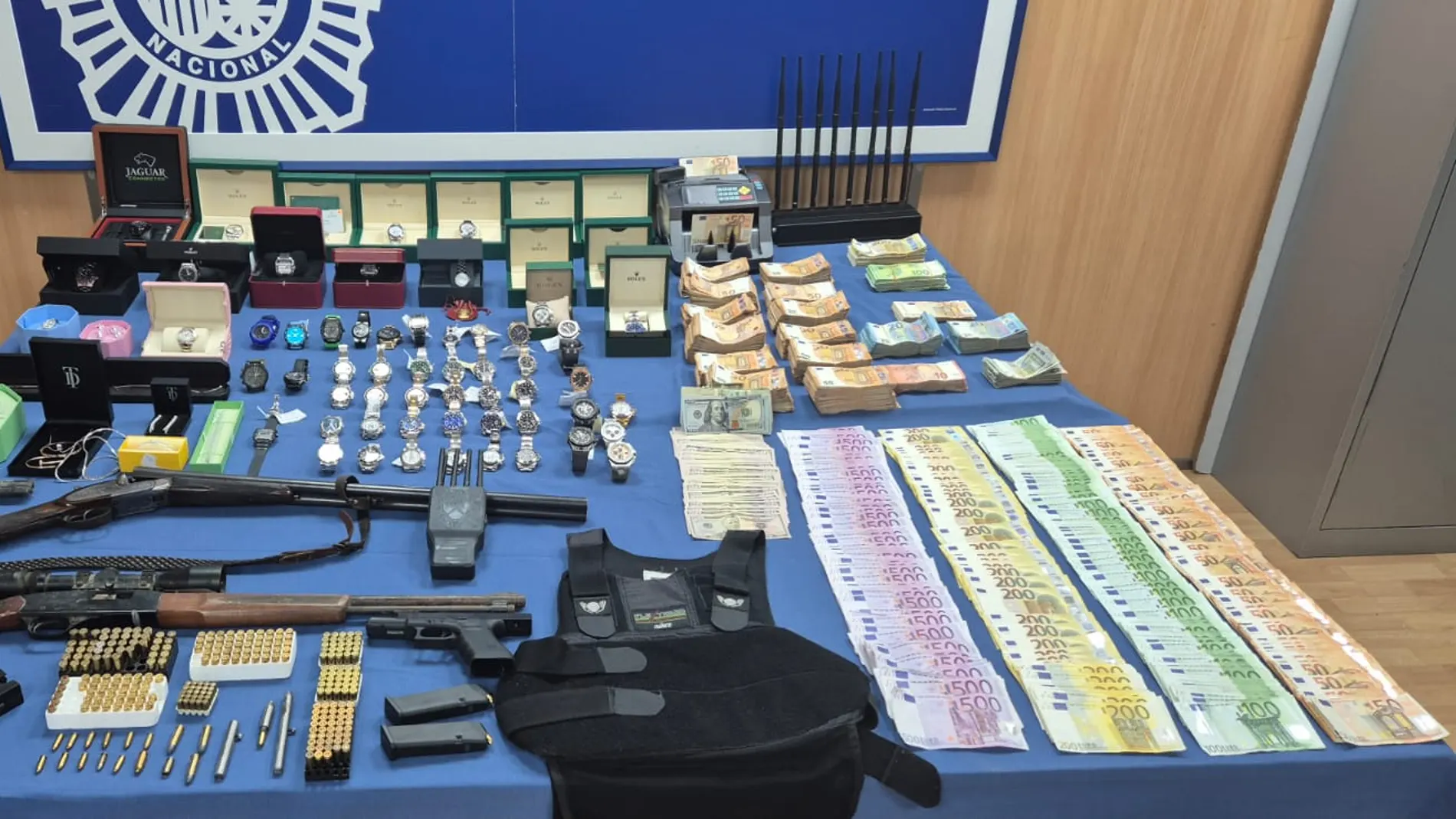 Macrooperación antidroga en Ibiza: más de veinte agentes registran un bloque residencial de Sant Antoni