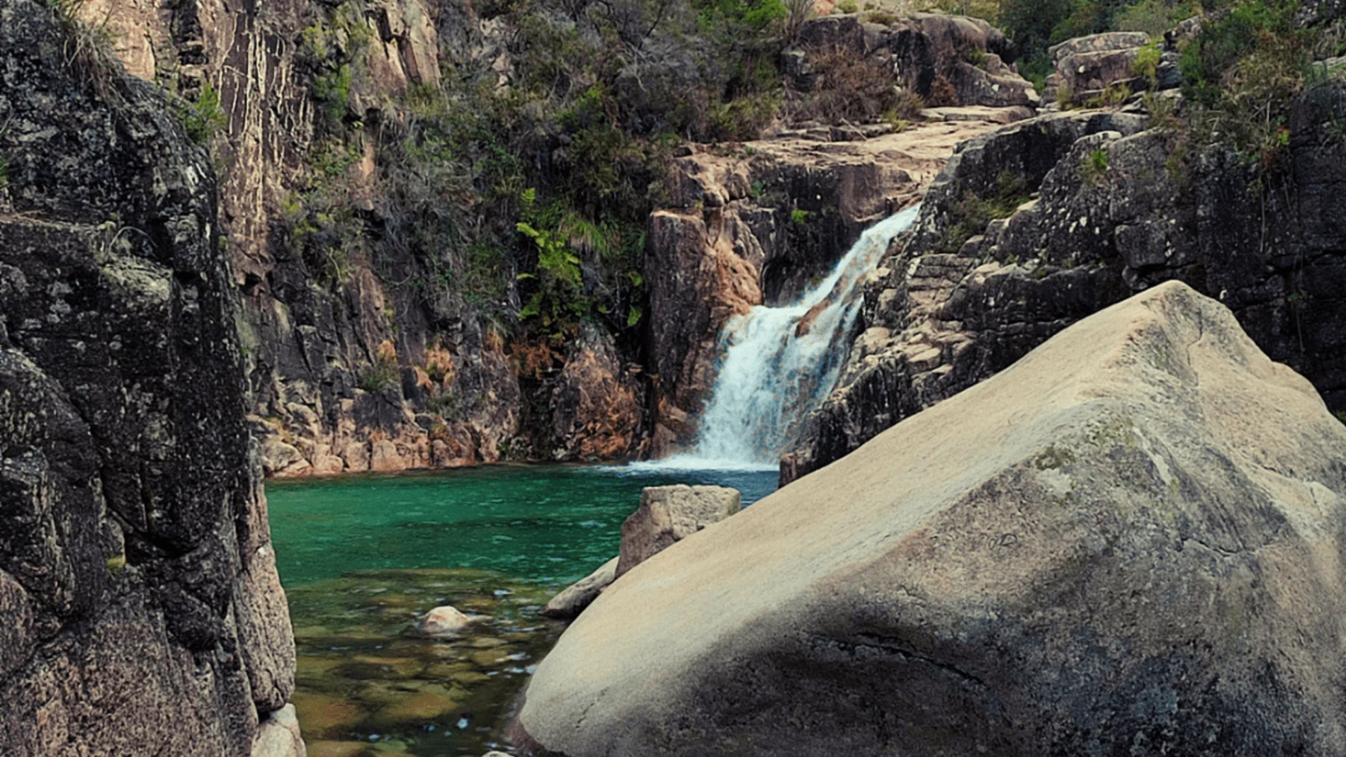 Así es el enclave histórico y natural con cascada que une Galicia y Portugal