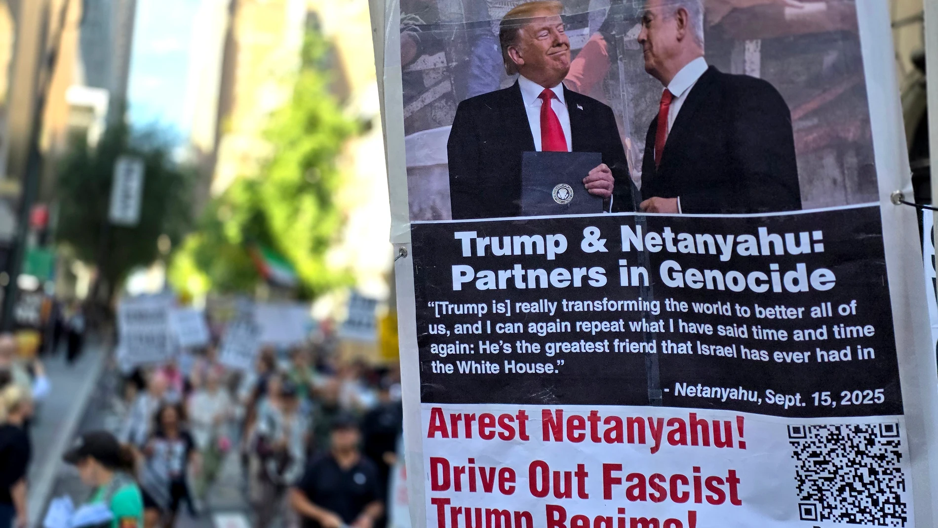 USA4977. NUEVA YORK (NY, EEUU), 26/09/2025.- Una persona sostiene un cartel con las imágenes de Donald Trump (i) y Benjamín Netanyahu (d) durante una manifestación en contra de la guerra de Gaza y la presencia del primer ministro israelí, Netanyahu, en la Asamblea General de la ONU este viernes, en Nueva York (Estados Unidos). La manifestación, que hasta ahora se desarrolla de manera pacífica, comenzó esta mañana en Times Square y tiene como objetivo acercarse lo máximo posible a la ONU, cuyo...