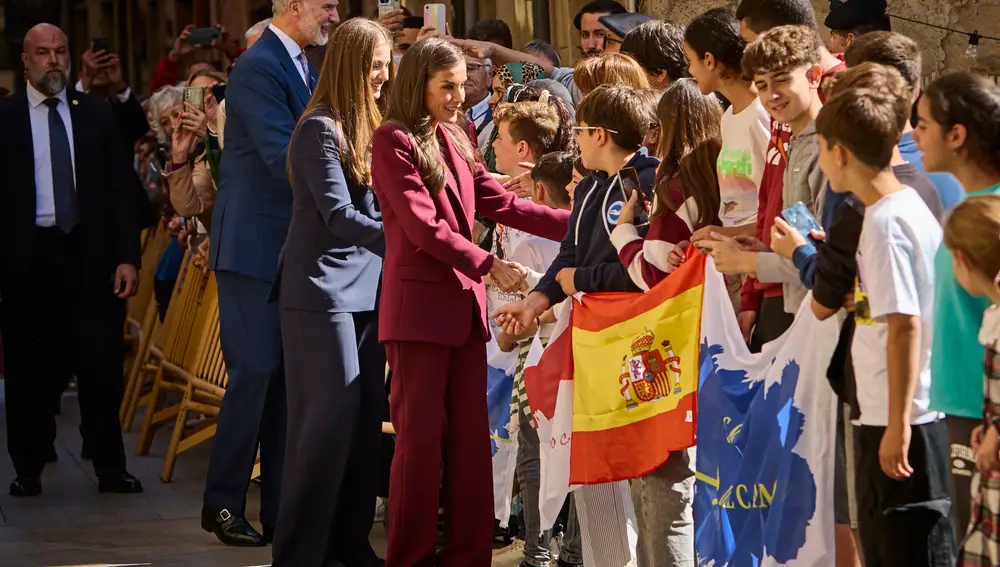 Sus Majestades los Reyes Don Felipe y Doña Letizia acompañados de la Princesa de Asturias y de Viana realizará