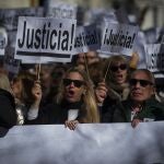 Varias personas protestan durante una manifestación de abogados y procuradores, a 3 de febrero de 2024, en Madrid (España). El movimiento #J2, que agrupa a abogados y procuradores de la Mutualidad de la Abogacía, Mutualidad de la Procura y Altermutua, ha convocado esta concentración para reclamar una reforma legal para materializar su pasarela al Régimen Especial de Trabajadores Autónomos (RETA) y mejoras en las pensiones de jubilación.