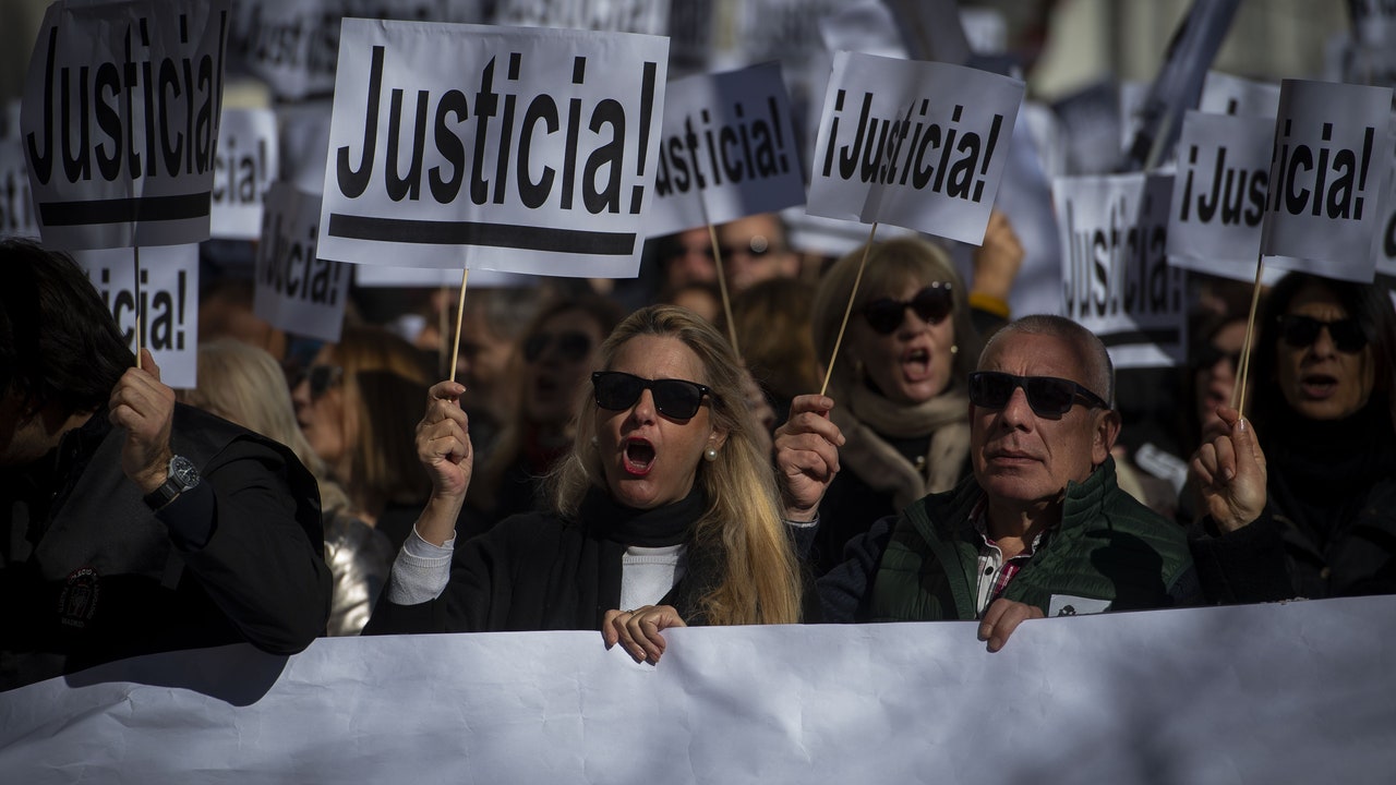 Los abogados olvidados por el Gobierno: «Cobró 400 de pensión»