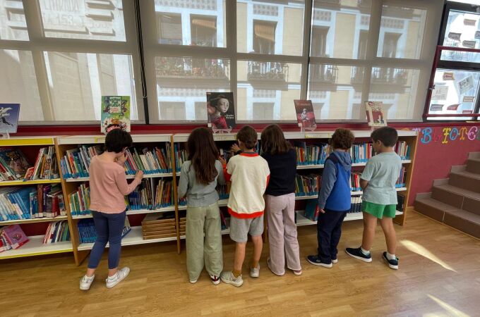 Varios alumnos en la biblioteca del Colegio público Palacio Valdés
