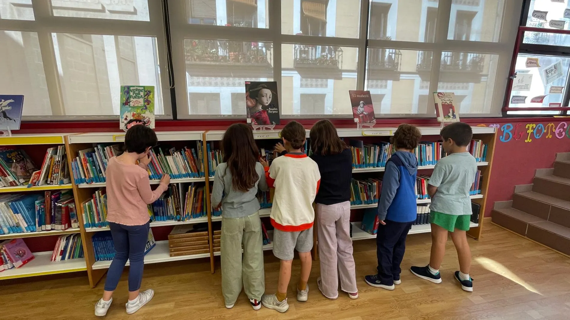 Varios alumnos en la biblioteca del Colegio público Palacio Valdés