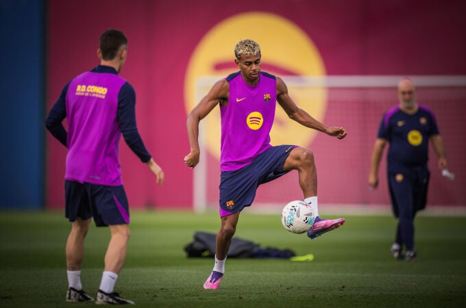 Fútbol.- Lamine Yamal y Balde entrenan con el grupo antes de recibir a la Real Sociedad