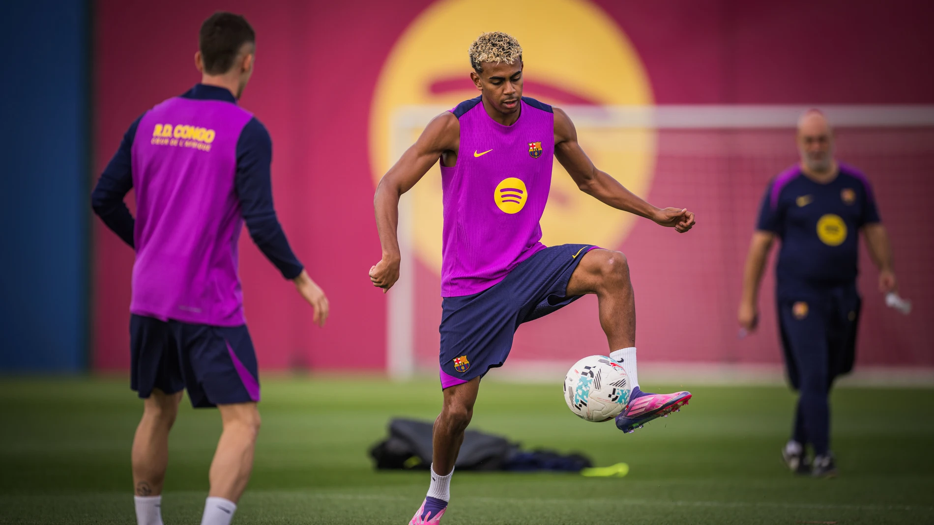 El jugador del FC Barcelona Lamine Yamal en el entrenamiento del 26/09/2025 REMITIDA / HANDOUT por MARC GRAUPERA/FCB Fotografía remitida a medios de comunicación exclusivamente para ilustrar la noticia a la que hace referencia la imagen, y citando la procedencia de la imagen en la firma 26/09/2025