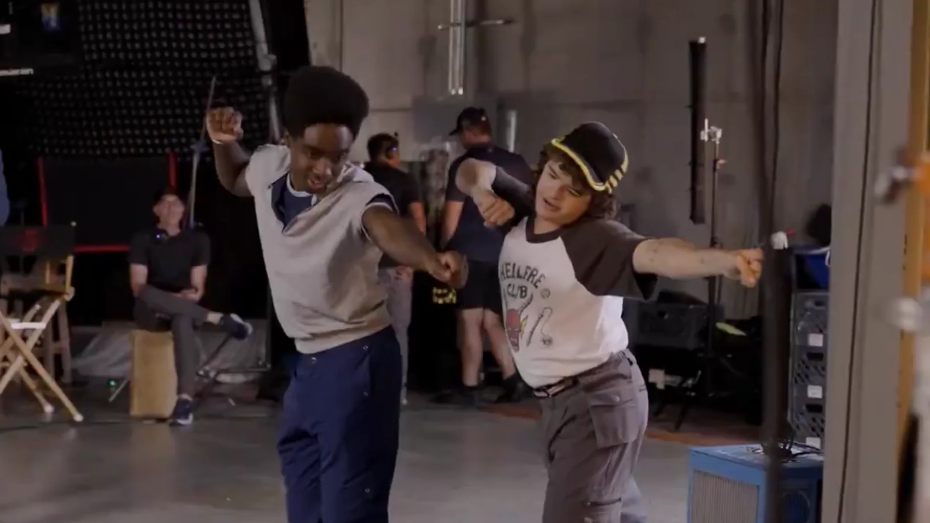Caleb McLaughlin y Gaten Matarazzo durante el rodaje de 'Stranger Things'