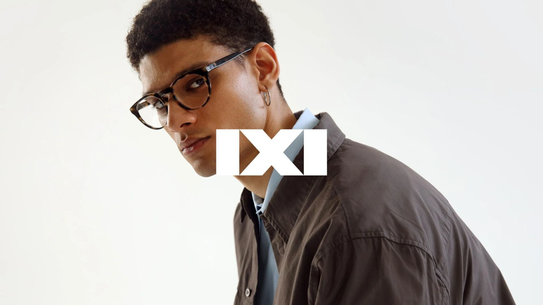 Imagen promocional de las gafas con autoenfoque de la firma IXI